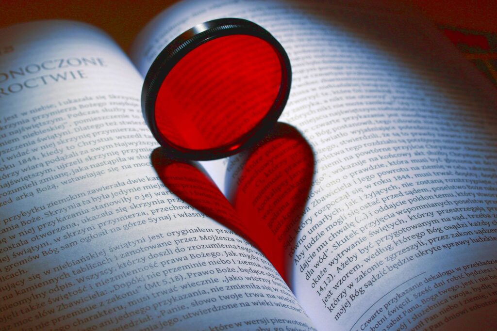geöffnetes Buch mit einem roten Herz